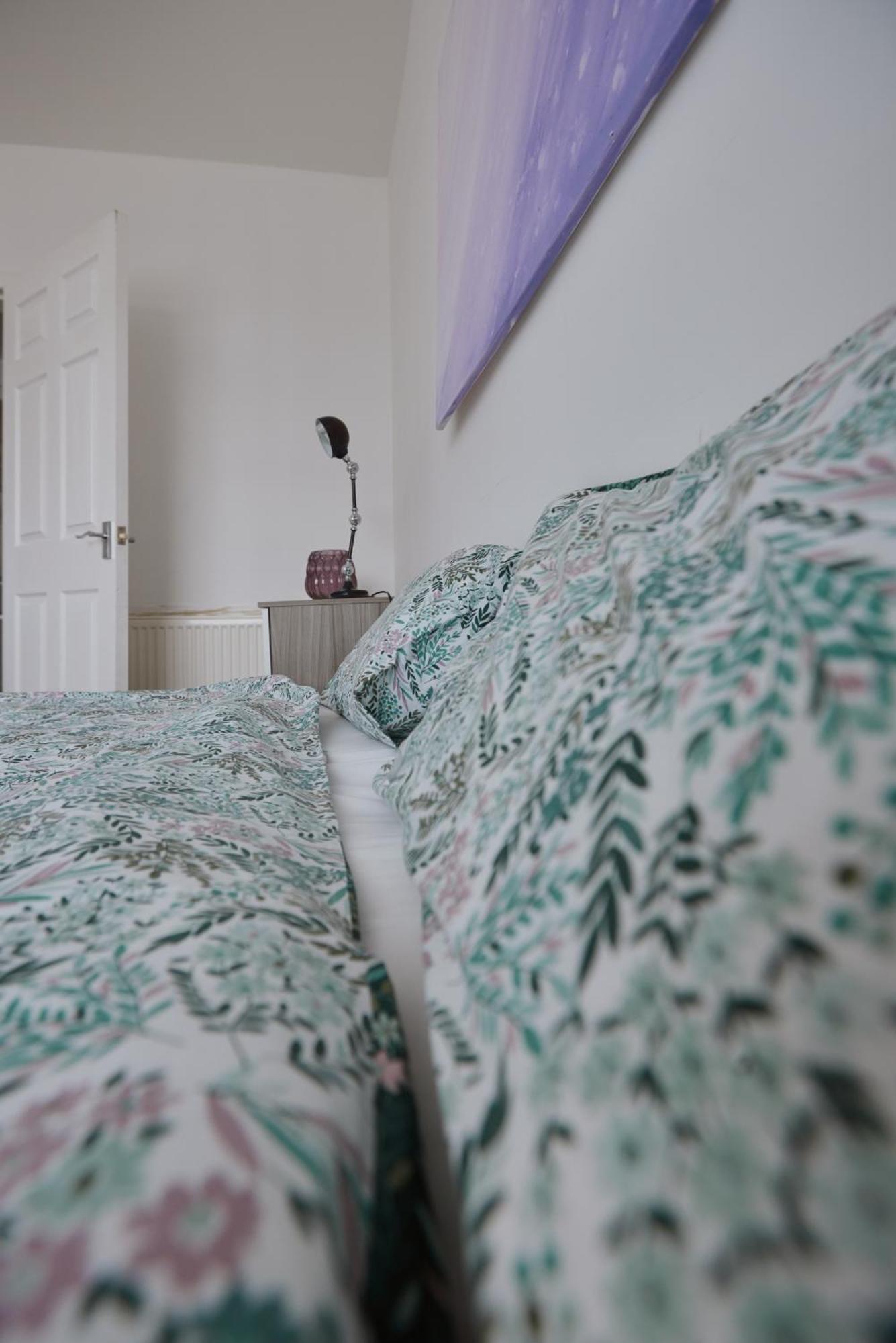 Modern And Vibrantly Designed Apartment Motherwell Eksteriør bilde