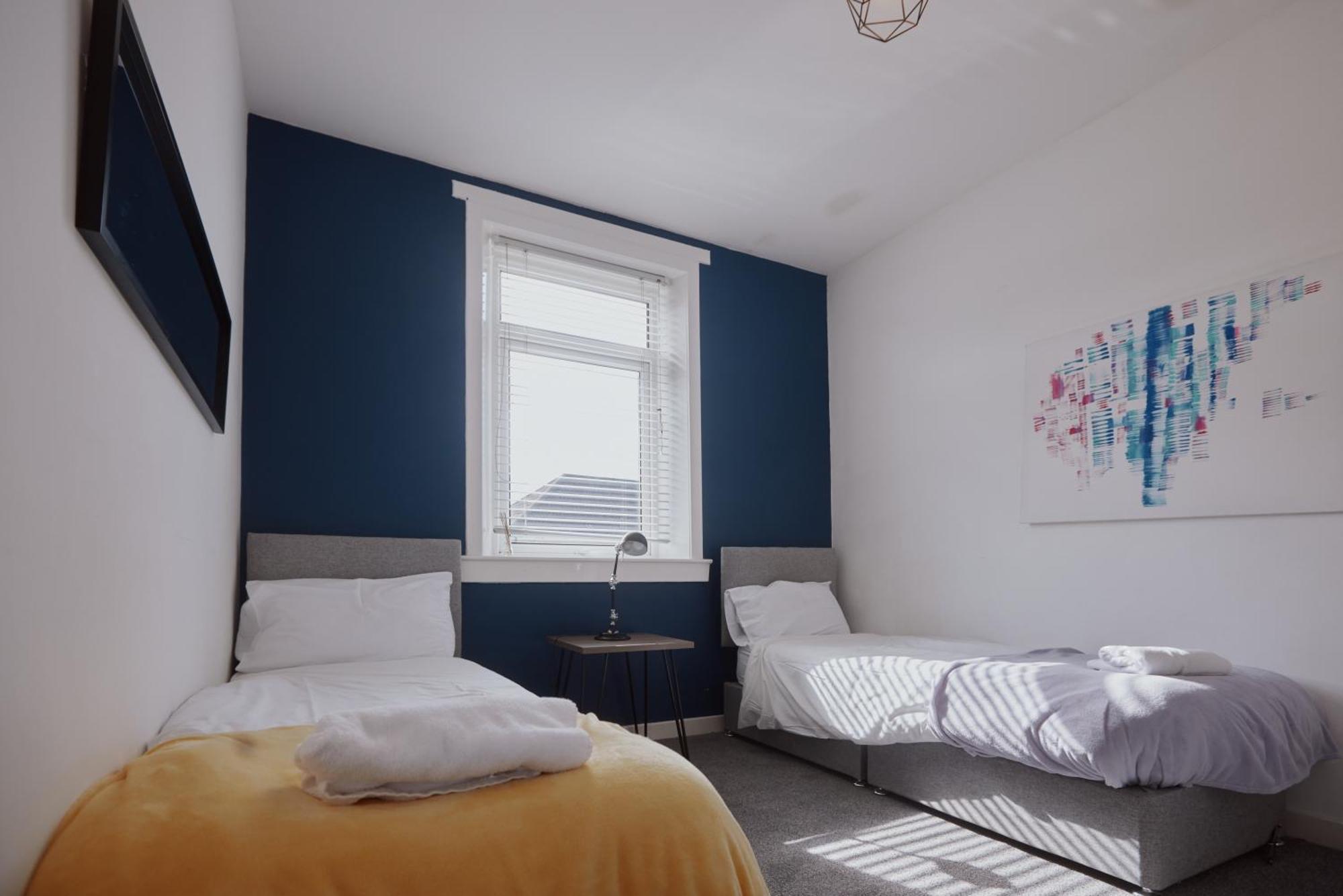 Modern And Vibrantly Designed Apartment Motherwell Eksteriør bilde