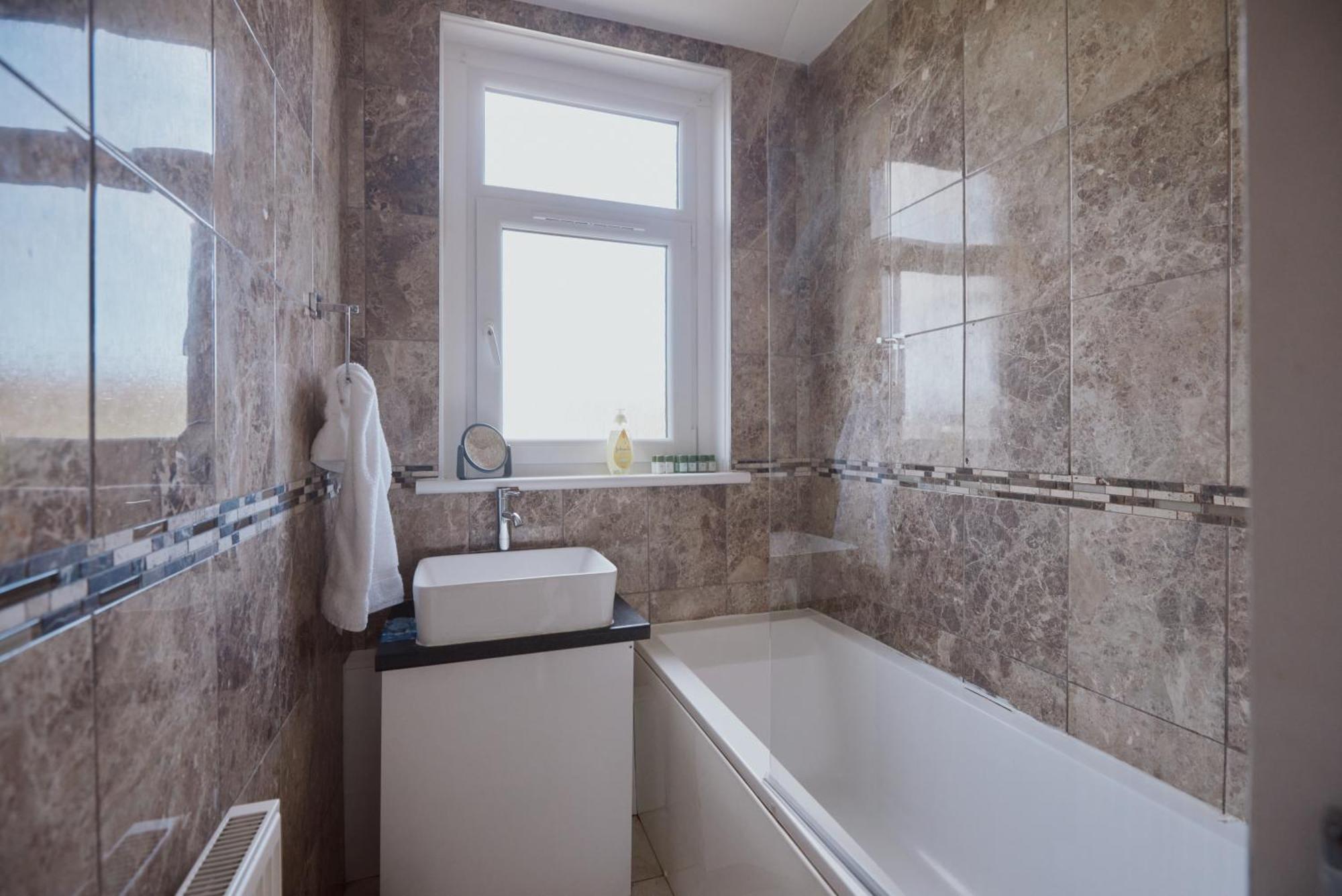 Modern And Vibrantly Designed Apartment Motherwell Eksteriør bilde