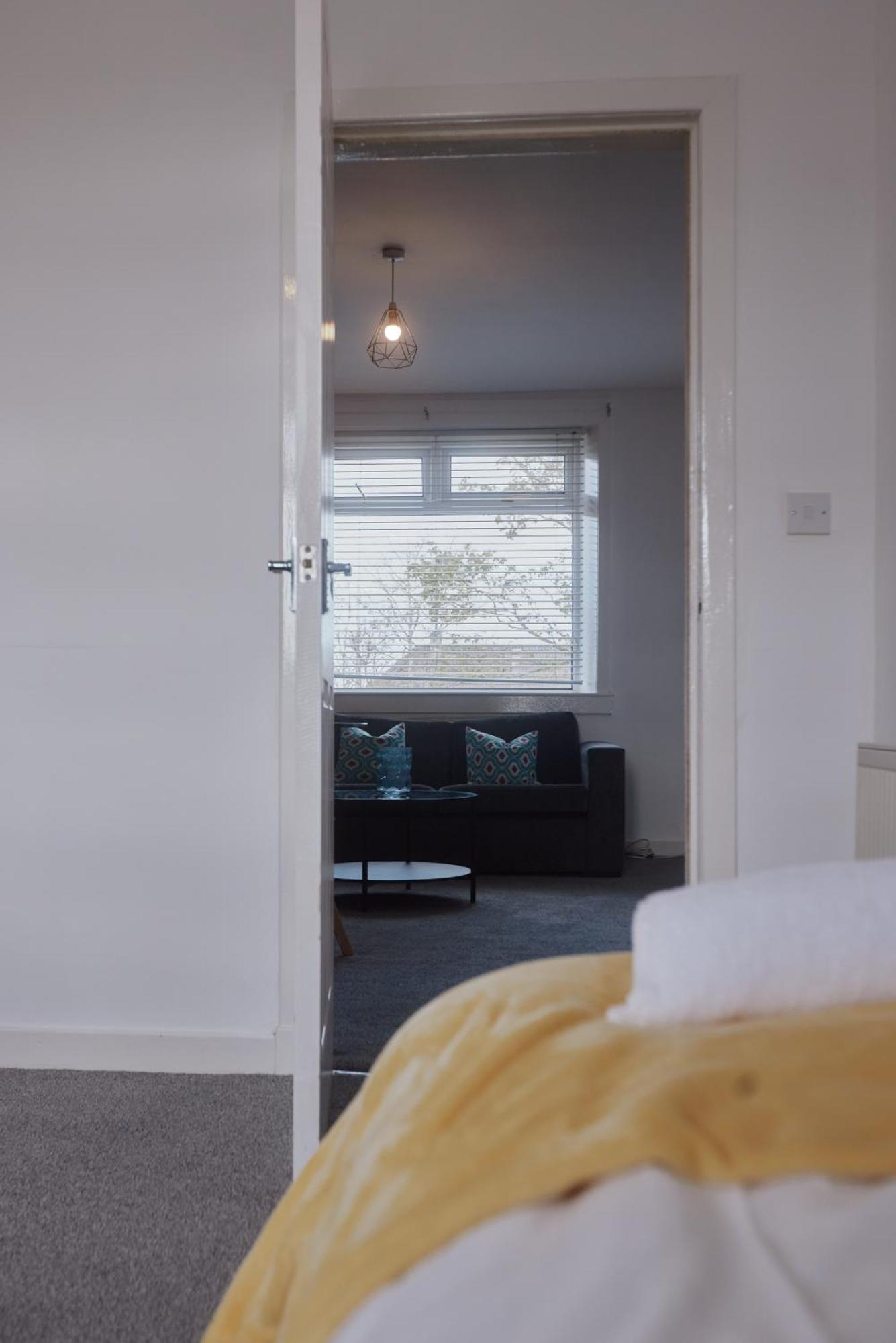 Modern And Vibrantly Designed Apartment Motherwell Eksteriør bilde