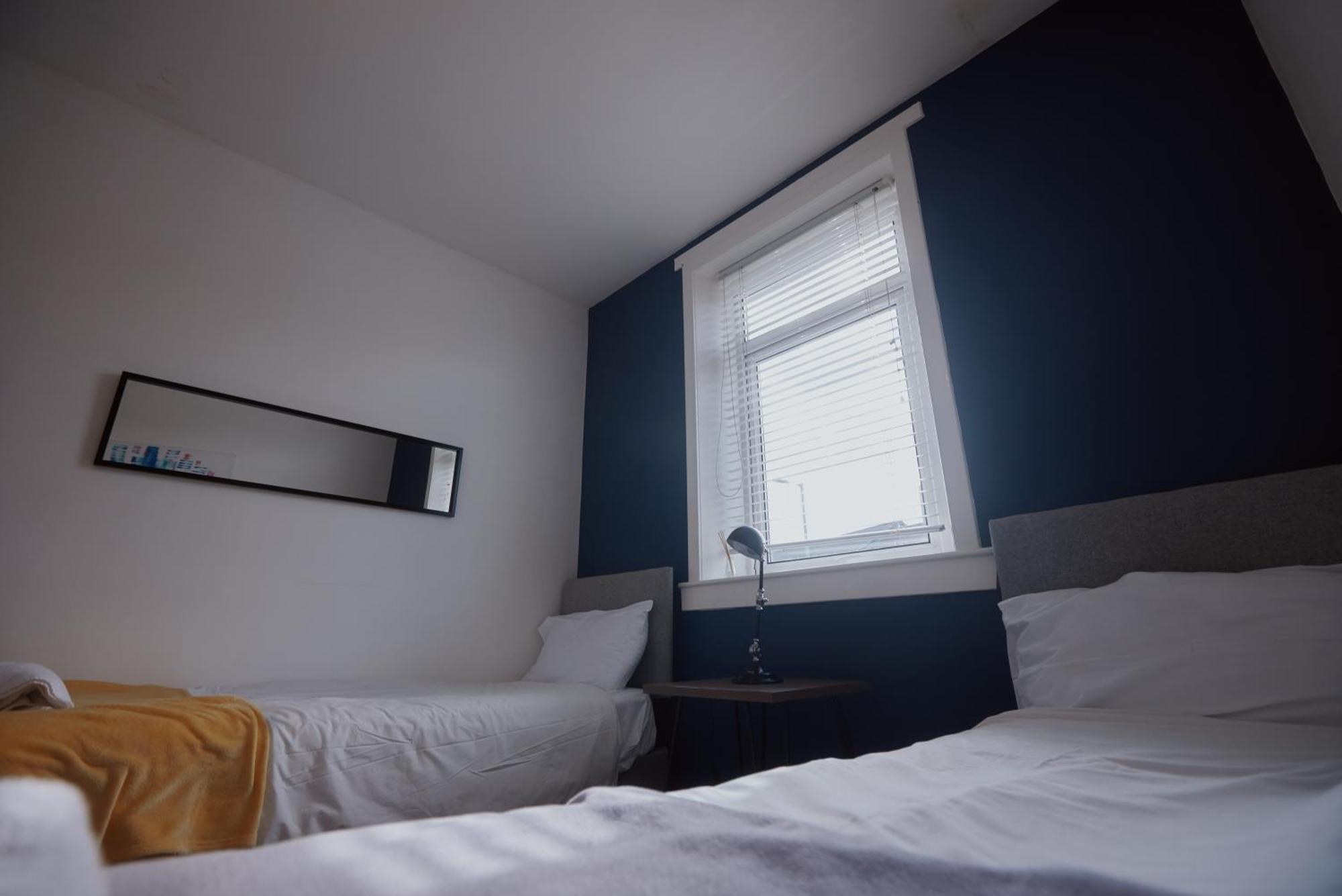 Modern And Vibrantly Designed Apartment Motherwell Eksteriør bilde