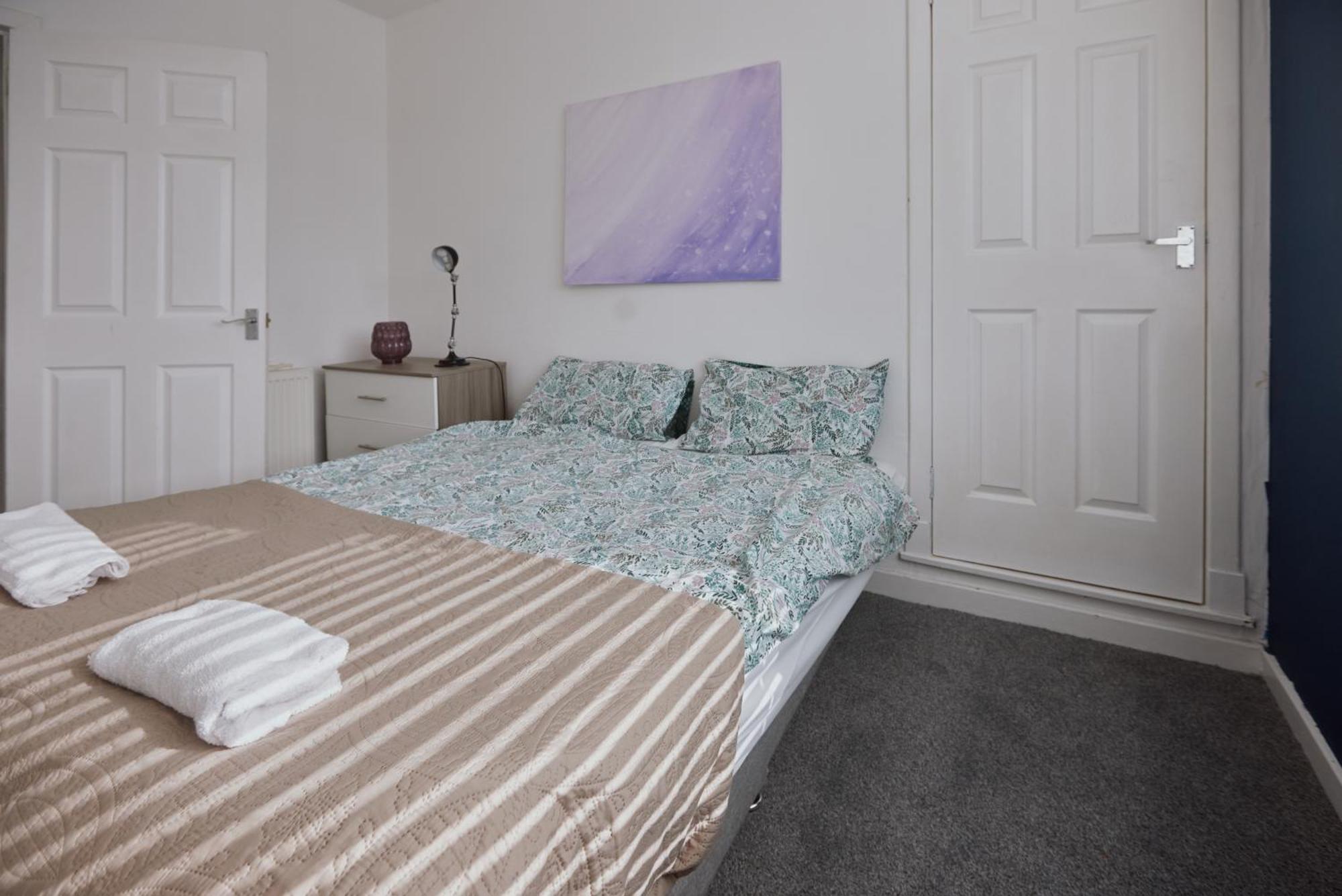 Modern And Vibrantly Designed Apartment Motherwell Eksteriør bilde