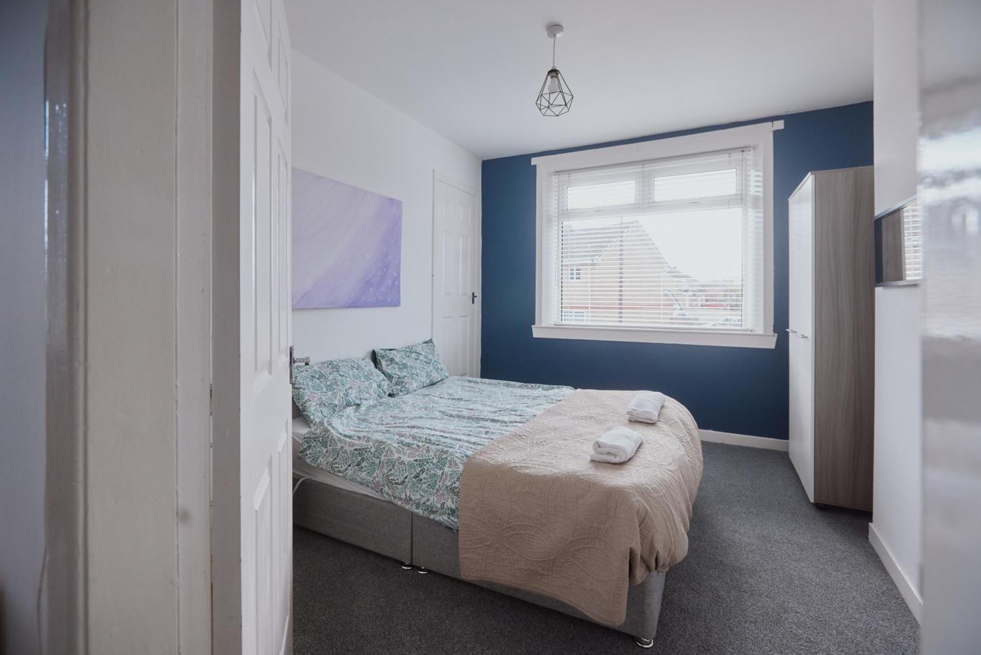 Modern And Vibrantly Designed Apartment Motherwell Eksteriør bilde