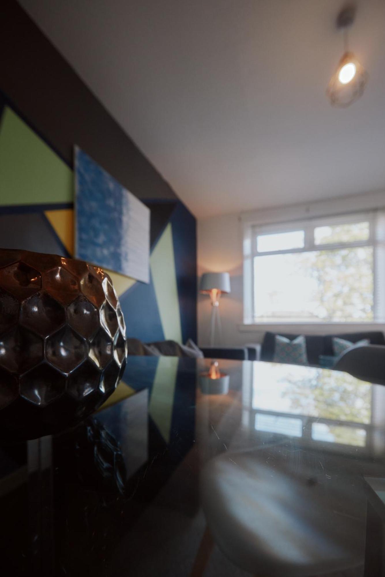 Modern And Vibrantly Designed Apartment Motherwell Eksteriør bilde