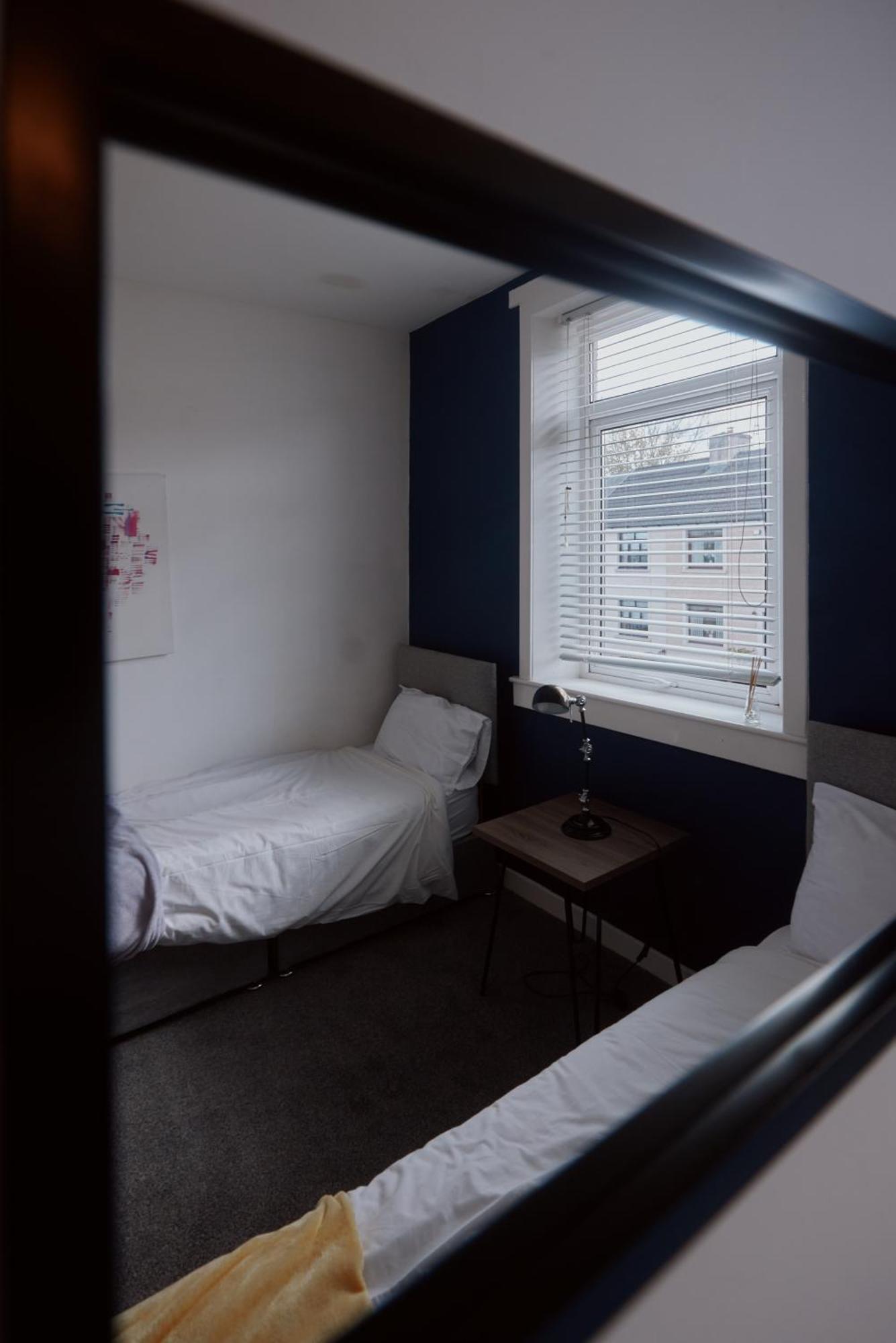 Modern And Vibrantly Designed Apartment Motherwell Eksteriør bilde
