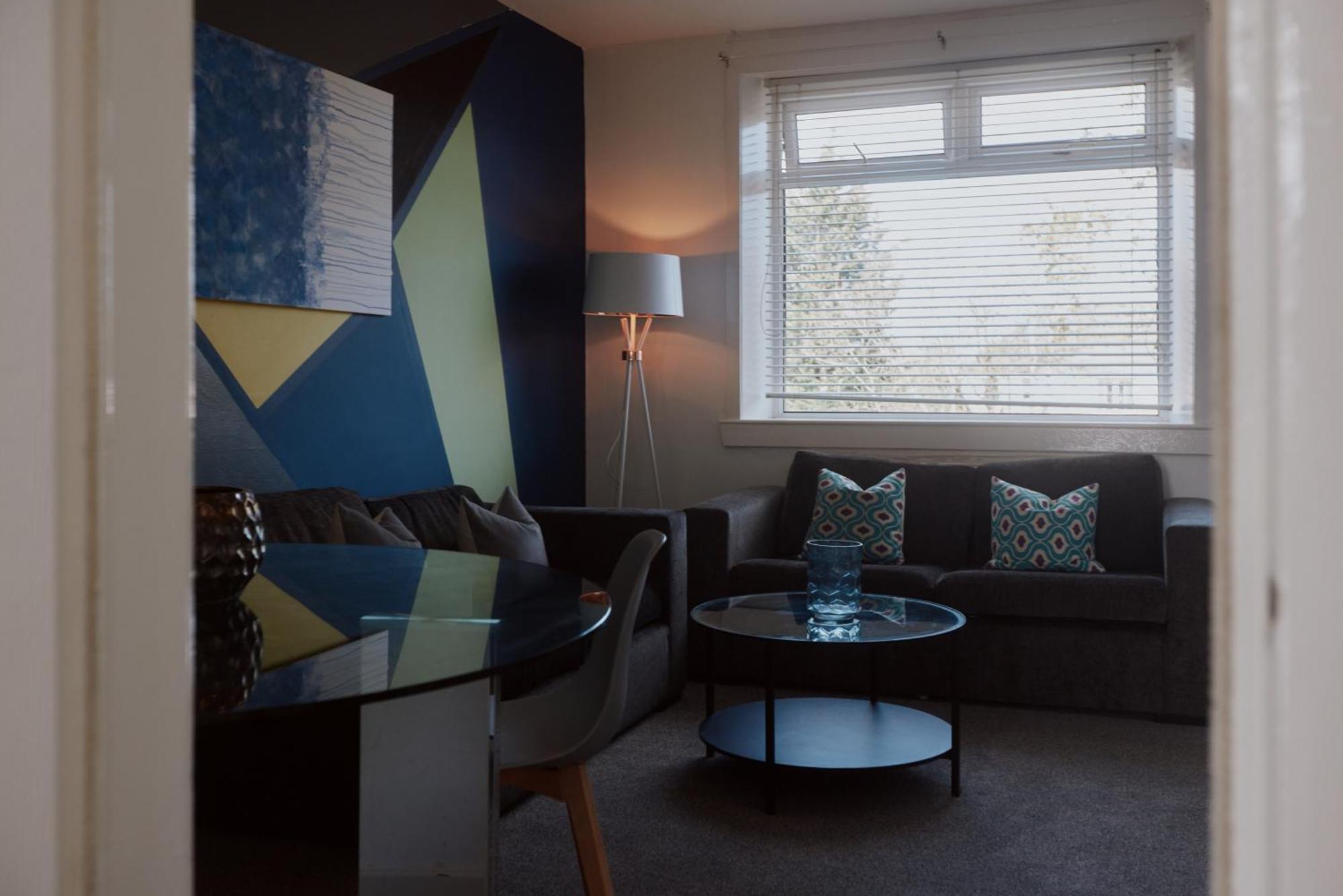 Modern And Vibrantly Designed Apartment Motherwell Eksteriør bilde
